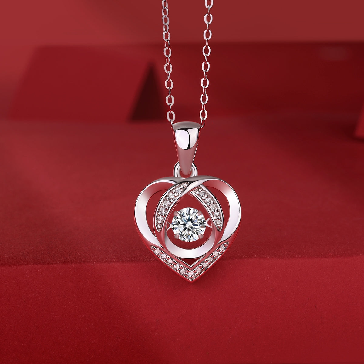 HeartSpark 18K Diamond Pendant – Luxury Gift Set