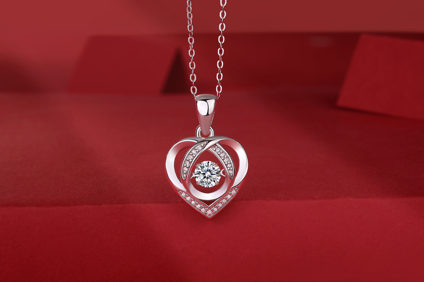 HeartSpark 18K Diamond Pendant – Luxury Gift Set